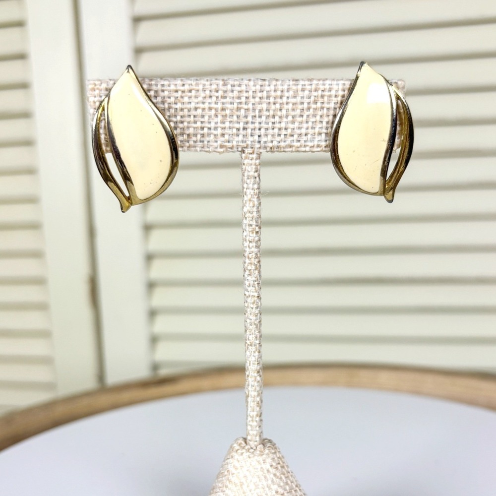 Architectural Crown Trifari Gold Off‎ White Enamel Leaf Pierced Earrings Vintage